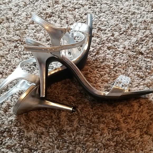 Beautiful Silver Bling Heels NWOT - Picture 4 of 4